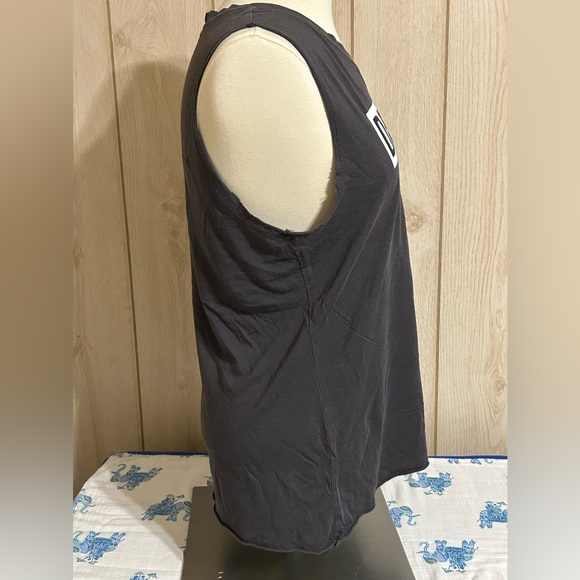 Zoe and Liv cutoff style tee - Picture 3 of 4